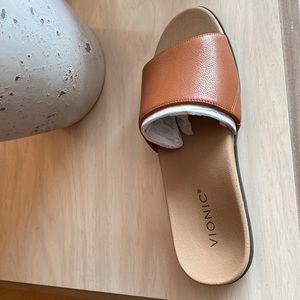 Brand new Vionic Mirage Val sandals.